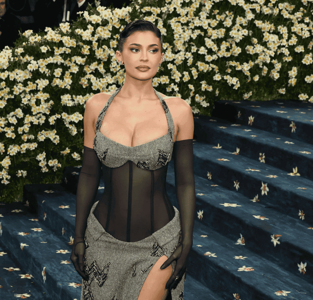 Kylie Jenner revela en TikTok cuál el tamaño exacto de sus implantes de silicona